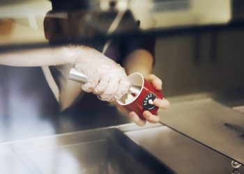 Serez Dondurmacısı, mesleki eğitim programına katılanlara sertifika vererek iş fırsatı sunuyor