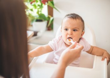 Baby puffs and snacks offer different alternatives to parents