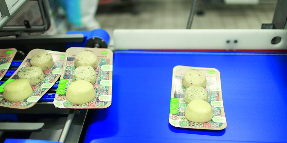 SEALPAC A6max traysealer with resource-saving FlatSkin® concept enhances premium cheese products