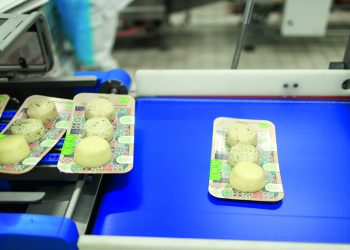 SEALPAC A6max traysealer with resource-saving FlatSkin® concept enhances premium cheese products